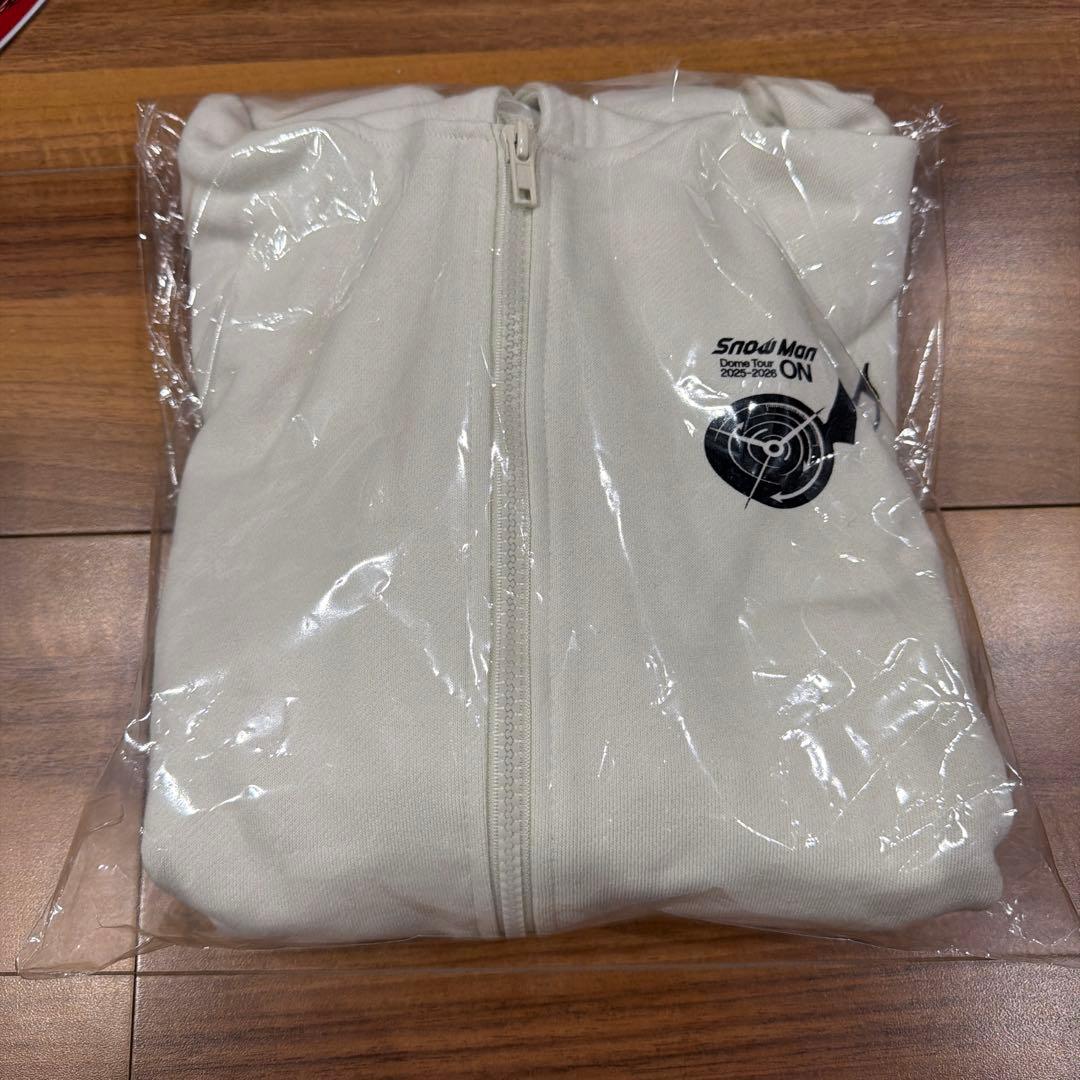 Snow Man 2025 ON フード付きパーカー ホワイト目立った傷や汚れなし
