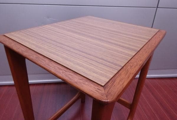 サイドテーブル