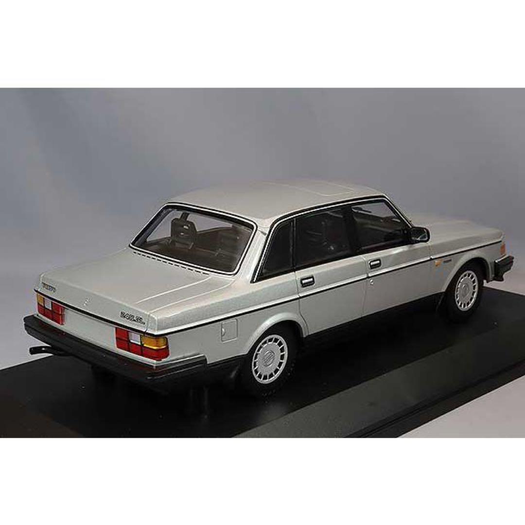 ミニチャンプス 1/18 ボルボ 240 GLブレーク1986 シルバー 限定