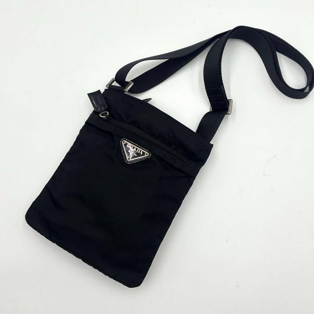 【極美品】PRADA ブラック ショルダーバッグ サコッシュ 極 美品 希少品 PRADA プラダ 三角ロゴ 金具 モチーフ ナイロン