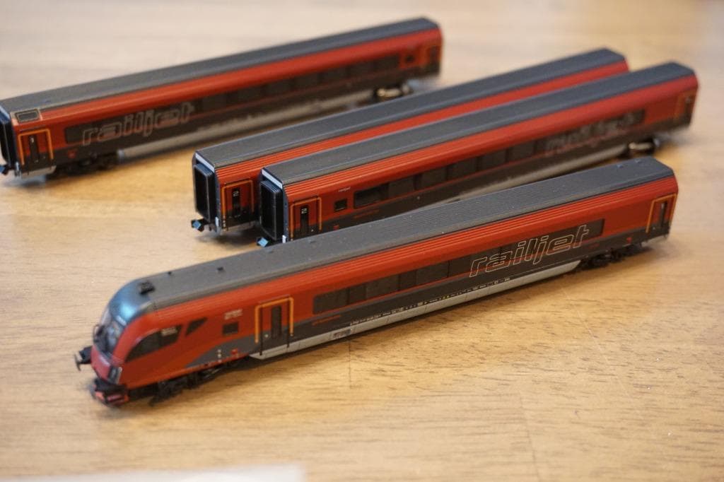 先頭車付き４両目立った傷や汚れなし