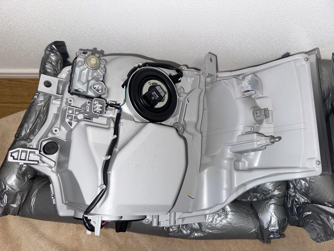 極美品　ハイエース　純正LEDヘッドライト　ダークプライム2 8型　新車外し