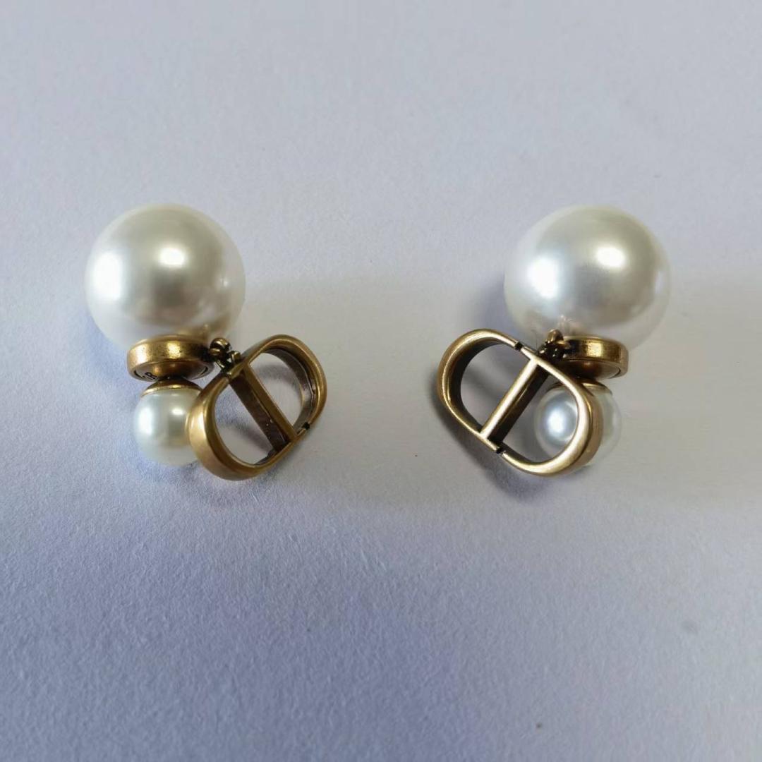 Dior パールスタッドピアス Dior ホワイトパールスタッドピアス - メルカリ