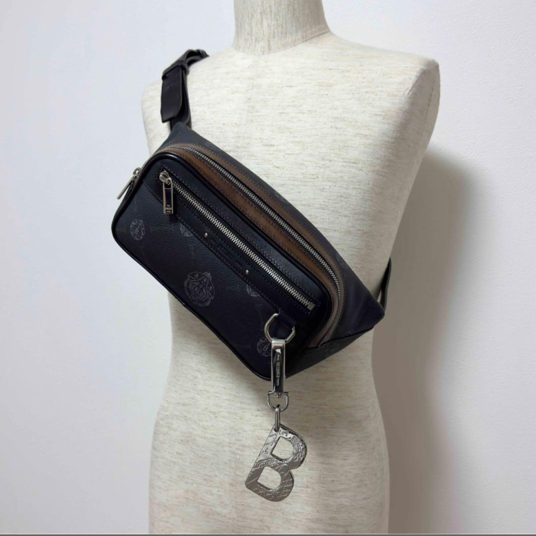 限定 定価11.3万円 ベルルッティ スクリット Bロゴ メタルキーホルダー