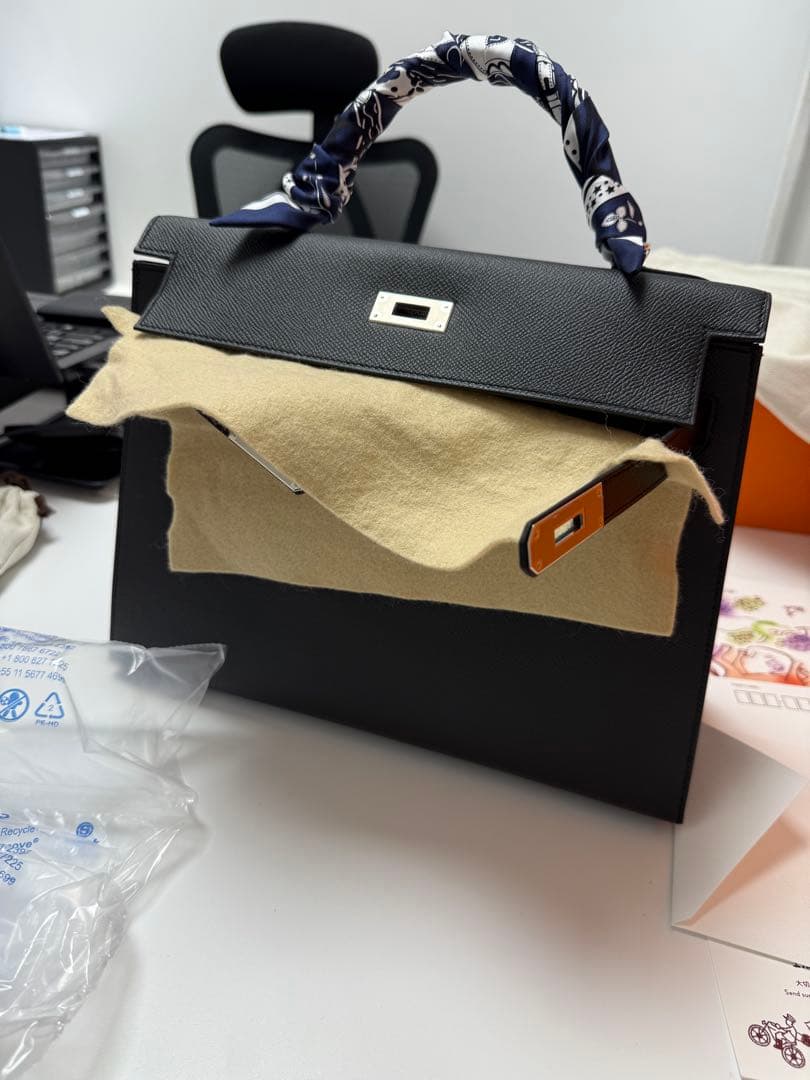 黒レザーハンドバッグ スカーフ付き