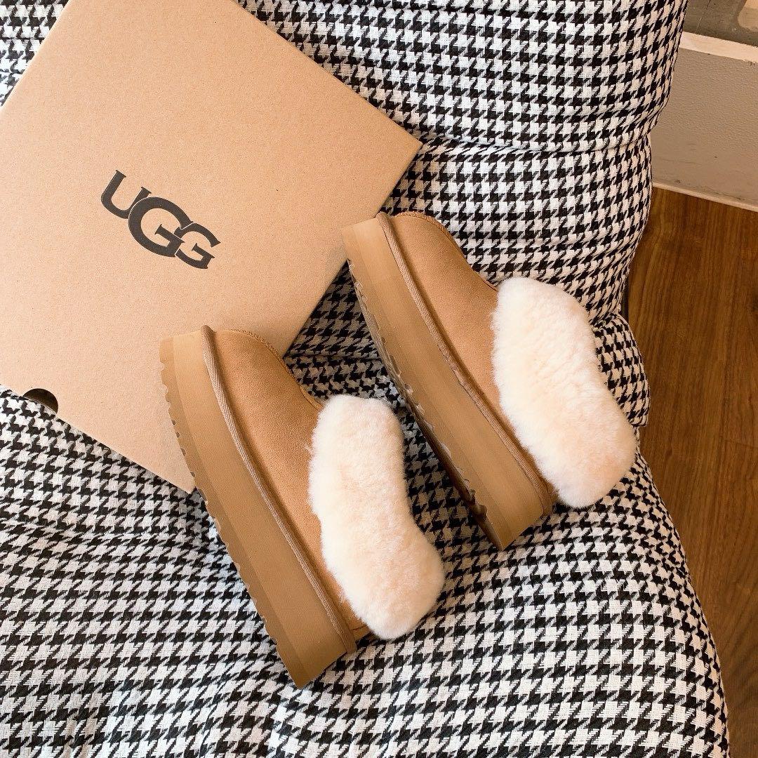 UGGウールの厚底ブーツ