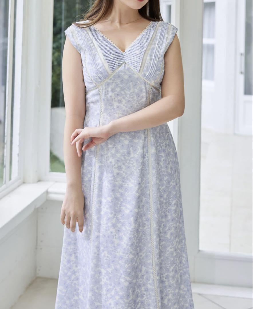 ワンピース Lace Trimmed Floral Dress
