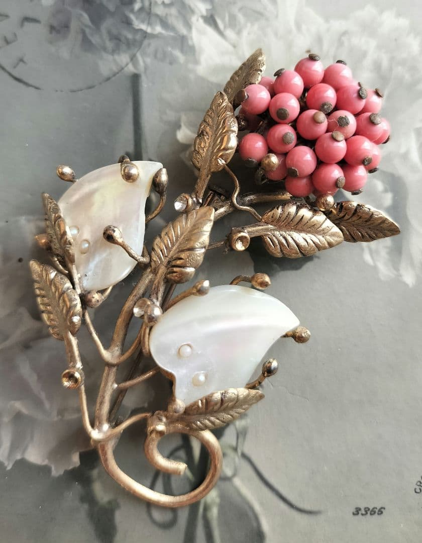 コーラルカボションの花 シェル 貝細工 ブローチ ヴィンテージと他2点 コーラルカボションの花 シェル 貝細工 ブローチ ヴィンテージと他2点