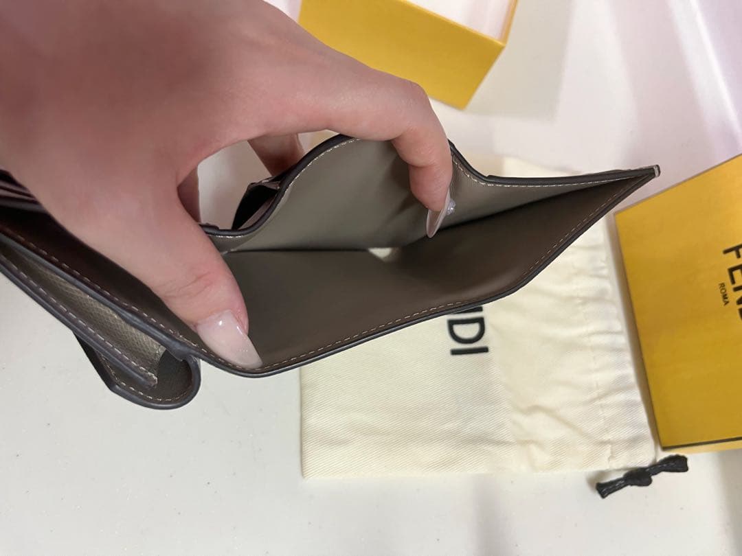 FENDI現行品 三つ折り財布 FFダイヤモンド財布 グレージュ ウォレットFendi WWW_OLIVIERBERNSTEIN_COM