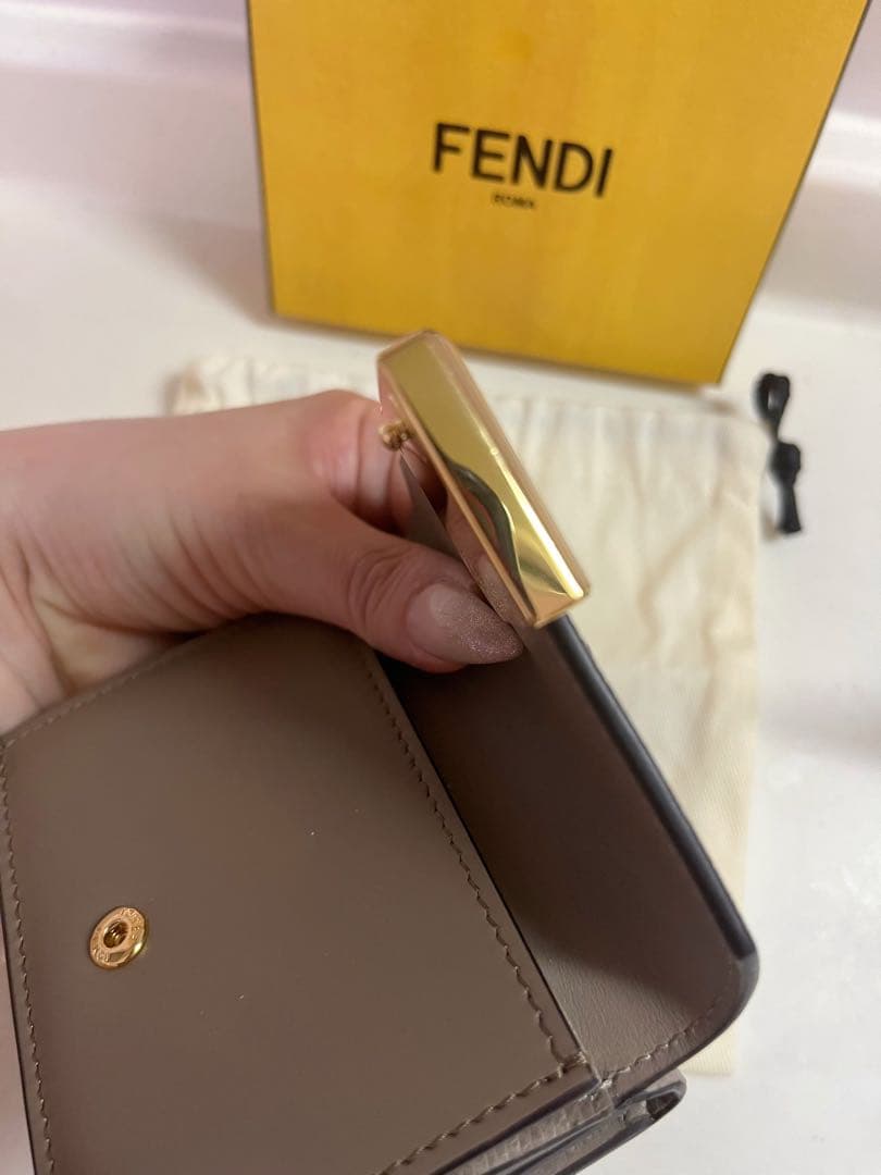 グレージュ ウォレットFendi