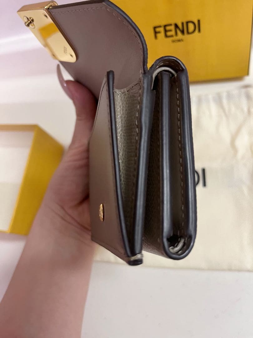 グレージュ ウォレットFendi