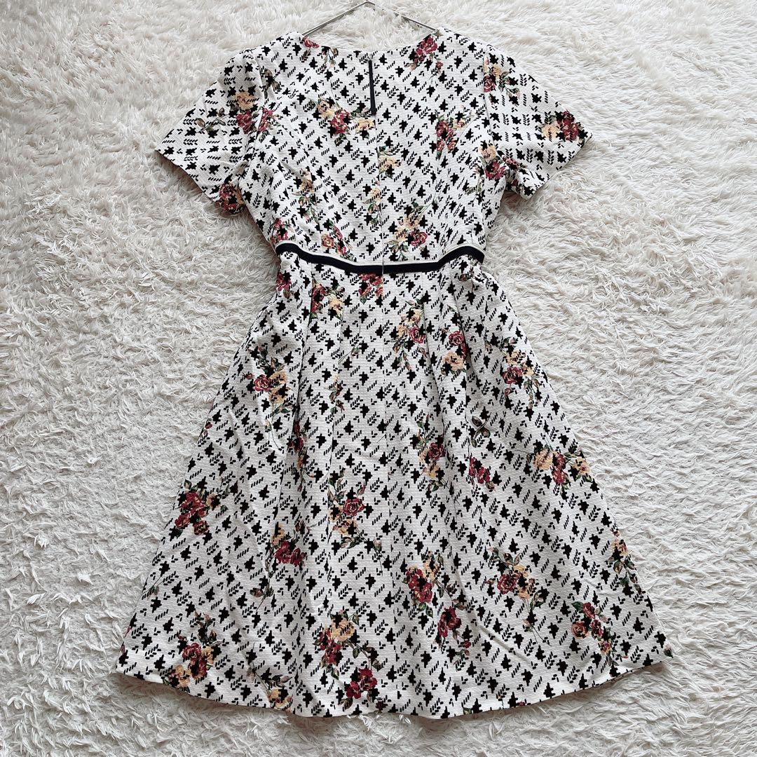 美品⭐︎ローズティアラ フラワープリントフィットフレアワンピース 美品⭐︎ローズティアラ フラワープリントフィットフレアワンピース