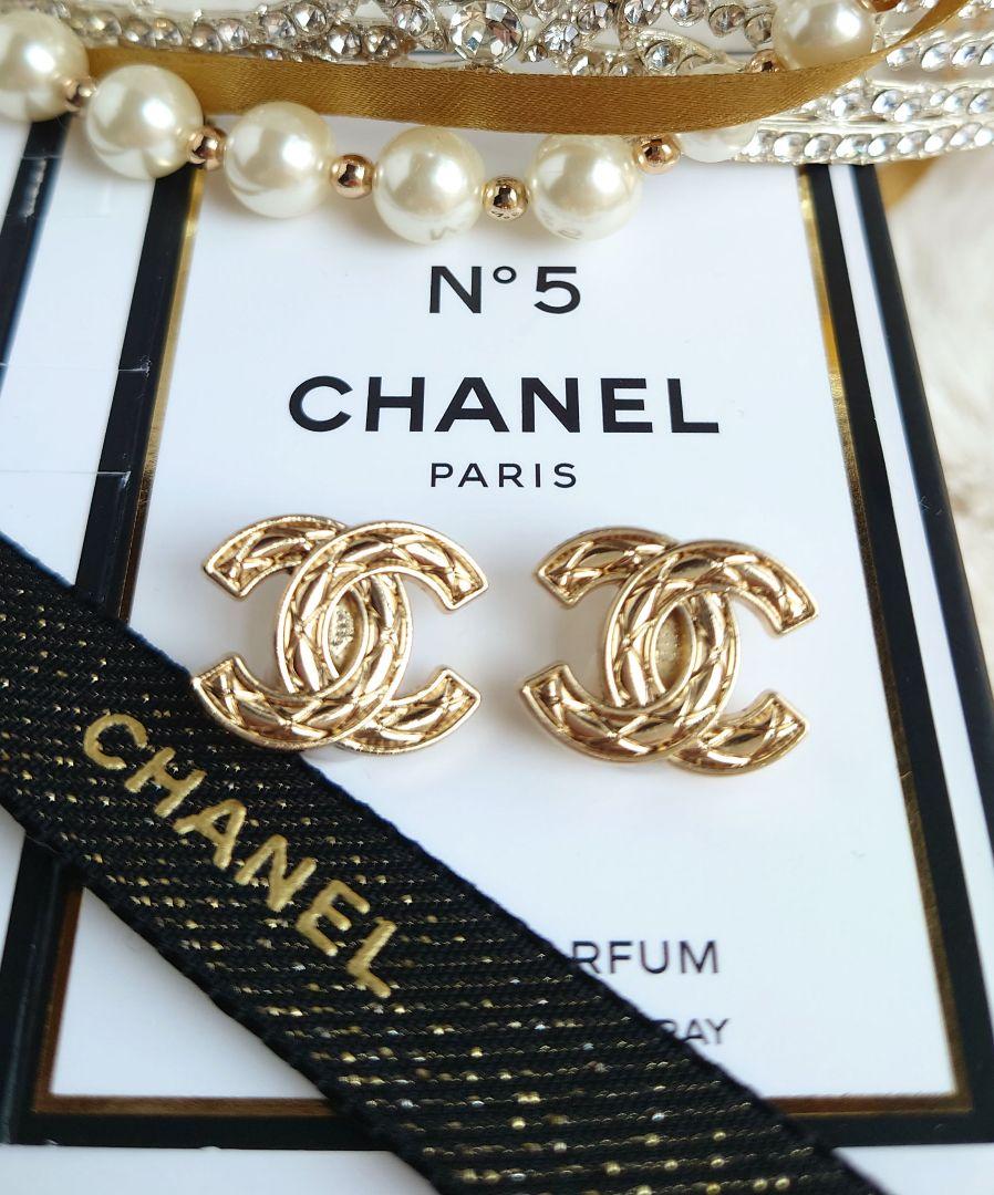 ヴィンテージボタンイヤリングゴールドマトラッセキルティング シャネルCHANEL