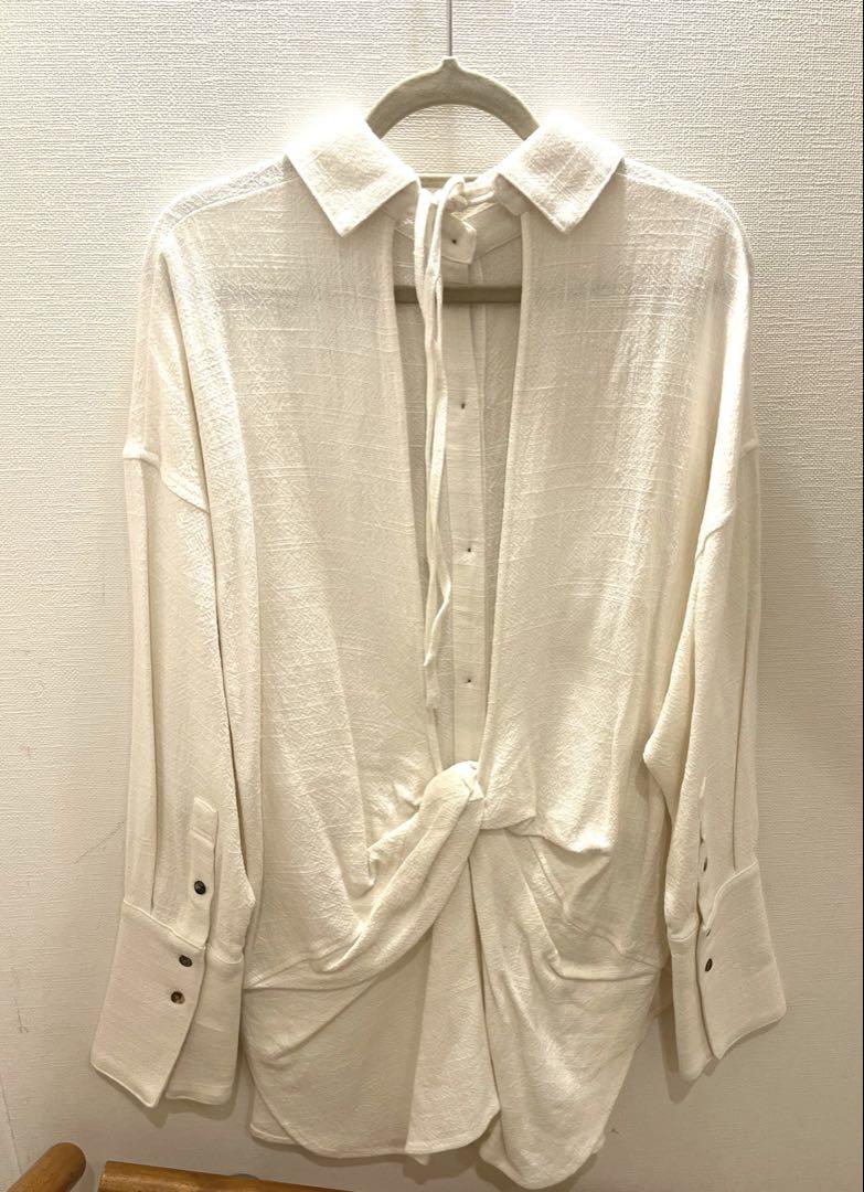 大人気即完売　バックツイストリネンshirt