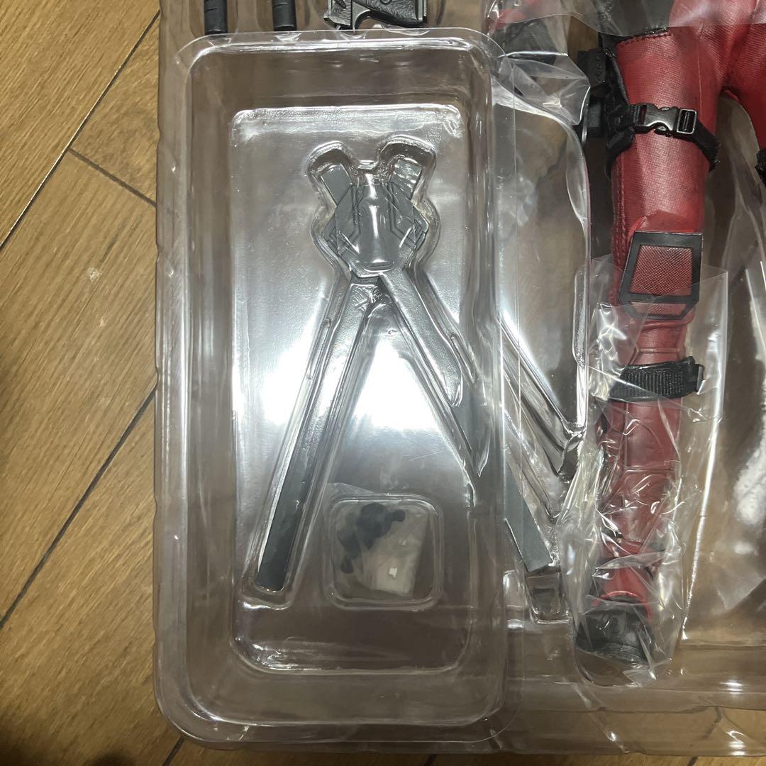 HOTTOYS デッドプール 1/6スケールフィギュア