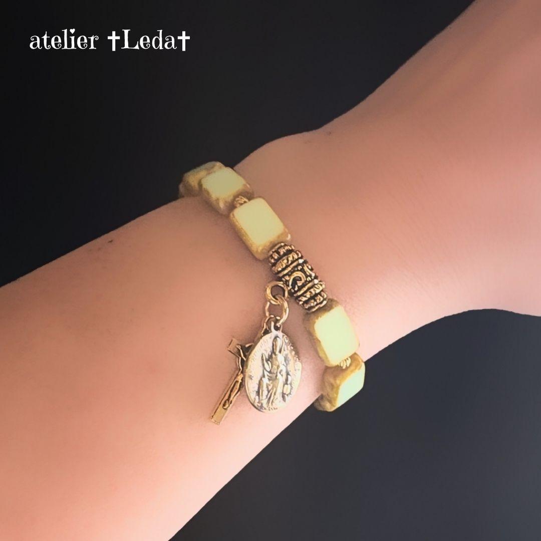 【100年の時を駆け巡る】ウランガラス ロザリオブレスレット~ミントG・ピカソ~ 100年の時を駆け巡る】ウランガラス ロザリオブレスレット