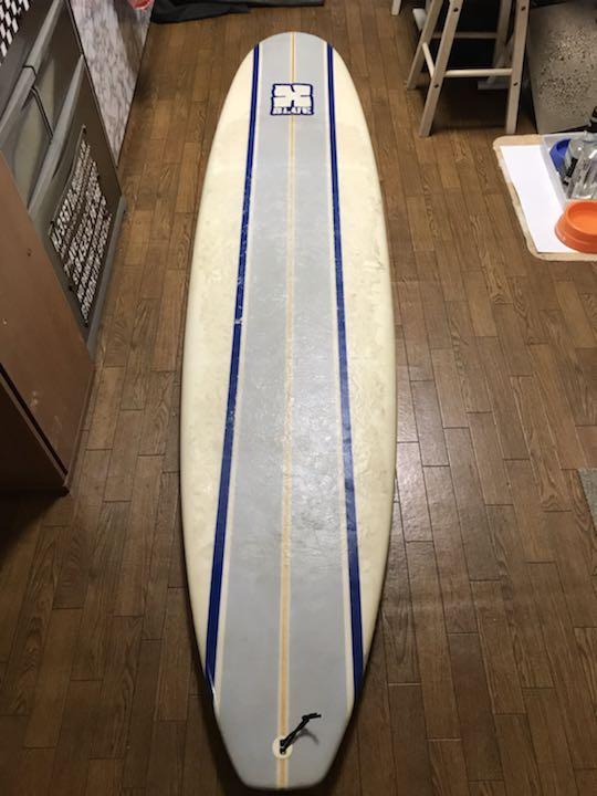 237cm.54cm.4cmになります。ハードケースとフィンが付属します。
