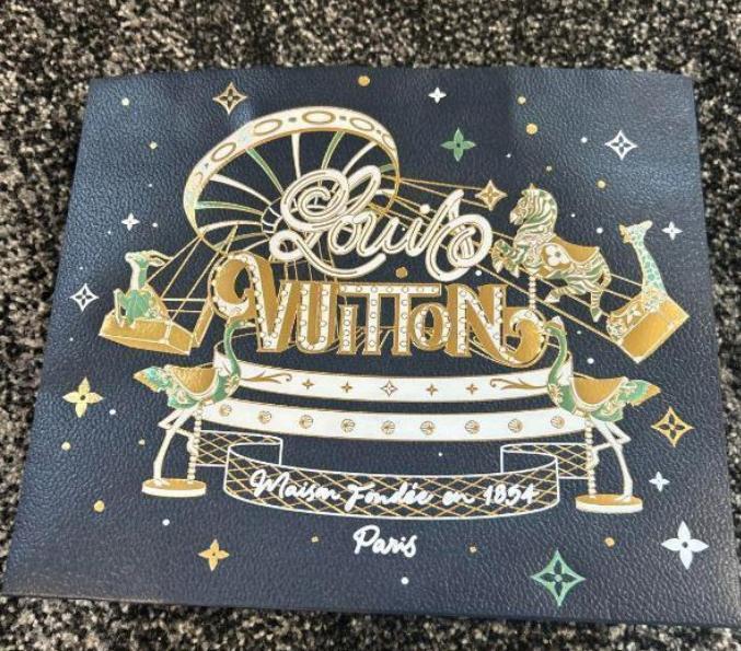 Louis Vuitton ショッパー　ホリデー限定デザイン　2024クリスマス ✼美品✼ ルイヴィトン 2024 クリスマス限定 ショッパー 紙袋 大