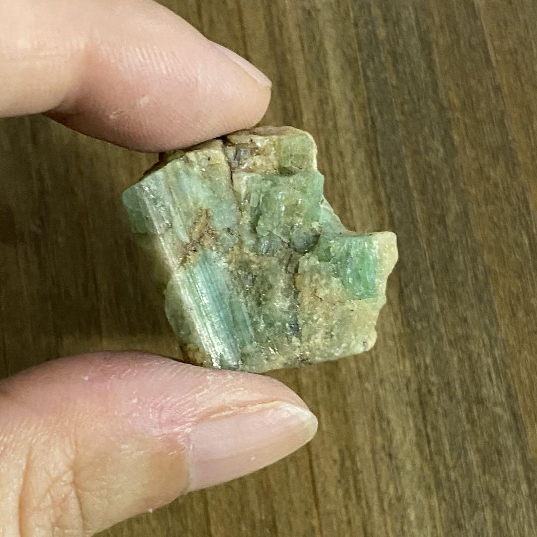 天然石　エメラルド　緑石柱　鉱物標本　原石