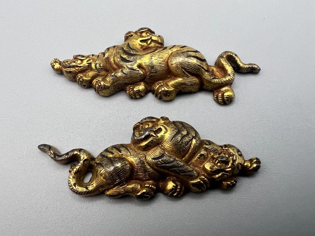 【海】江戸明治金工　虎親子　手彫　目貫一体　銅製鍍金　骨董品　専用箱付