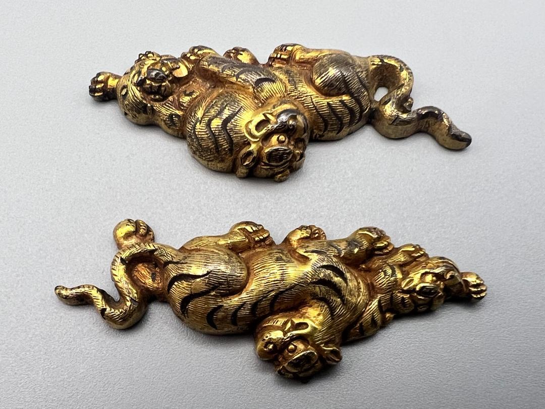 【海】江戸明治金工　虎親子　手彫　目貫一体　銅製鍍金　骨董品　専用箱付