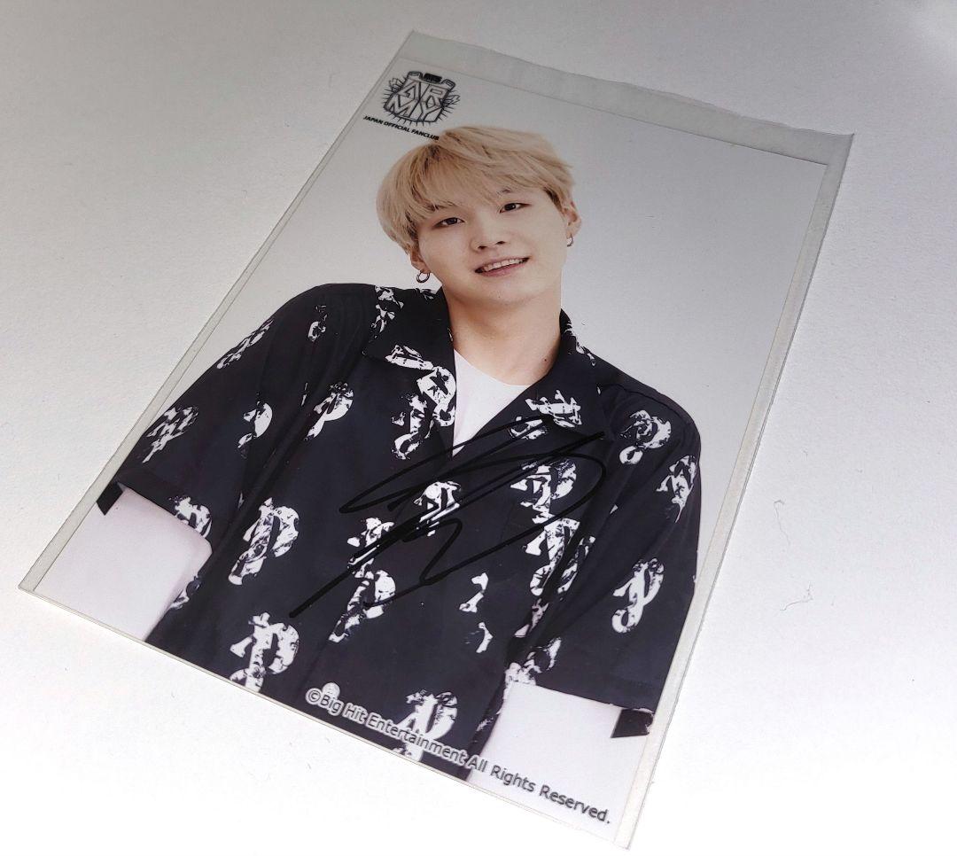 【期間限定！最安値挑戦】 SUGA 直筆サイン入り継続特典 生写真 - メルカリ アイドル