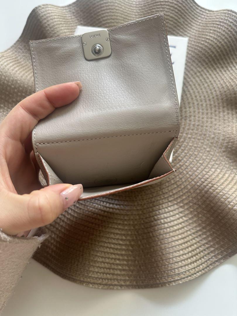 【キャメル】LOEWE ベージュ トライフォールド ウォレット アナグラム