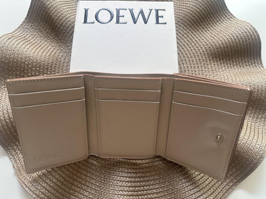 【キャメル】LOEWE ベージュ トライフォールド ウォレット アナグラム