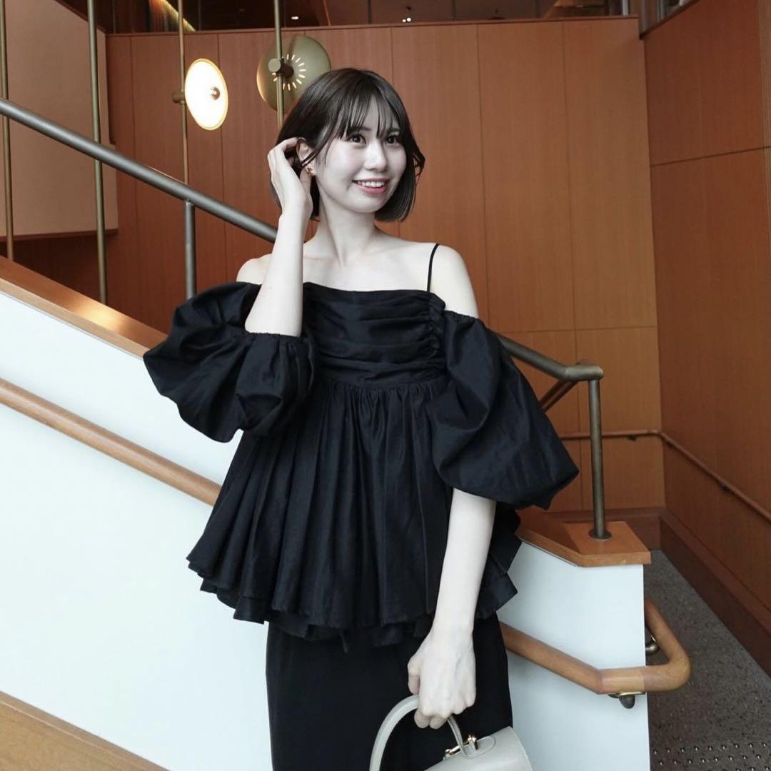 Acka puffy gather blouse