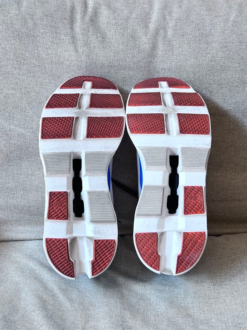 On Cloudmonsterスニーカー