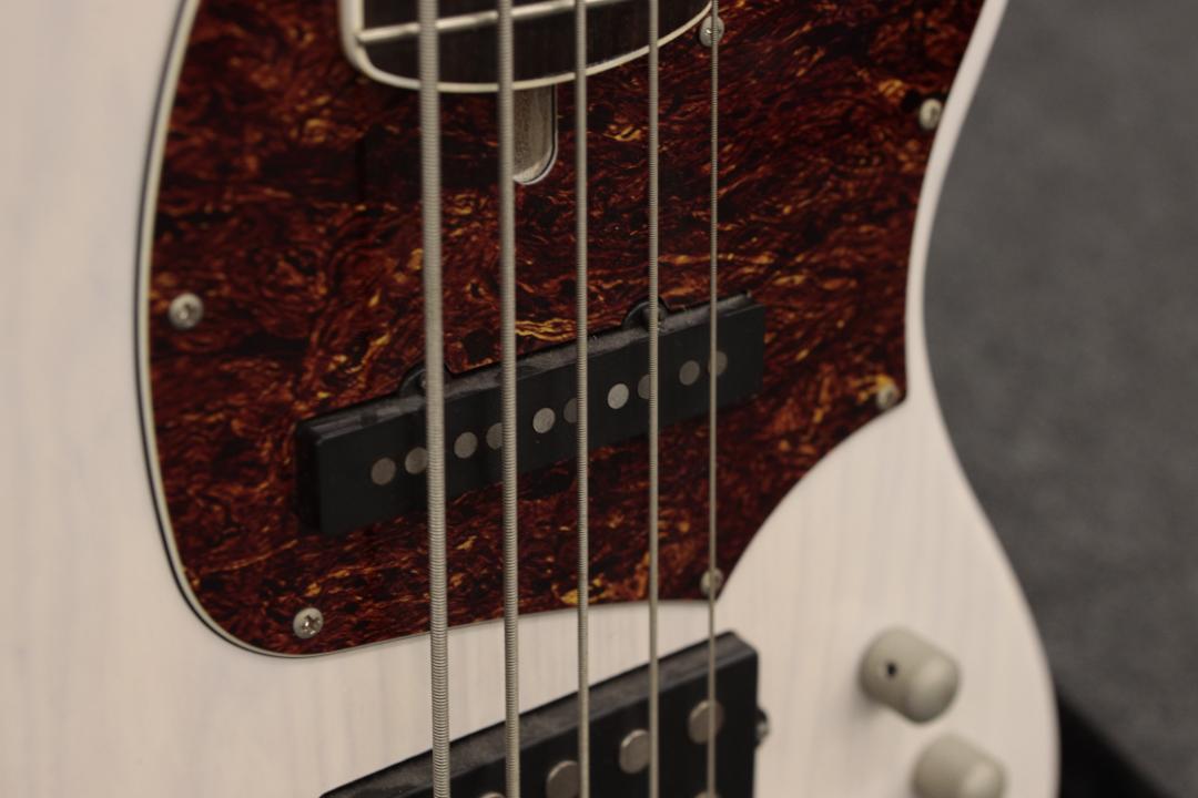 9505】 cort GB75 ash 5弦ベース ホワイト 高コスパ - メルカリ