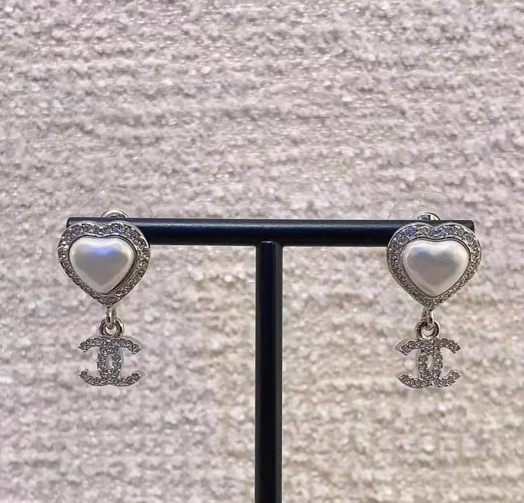 海外ブランドアウトレット通 CHANEL ハート型パールピアス - メルカリ アクセサリー