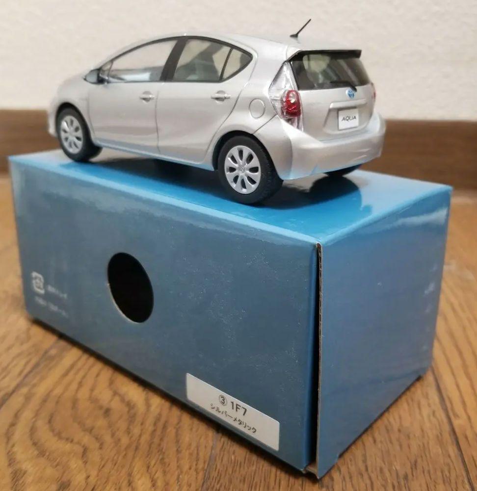 トヨタ AQUA アクア ミニカー ③ 1F7 シルバーメタリック 銀色