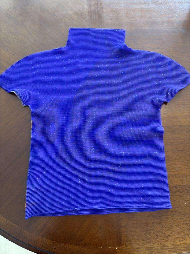 プリーツプリーズ　 紫色ハイネックTシャツ
