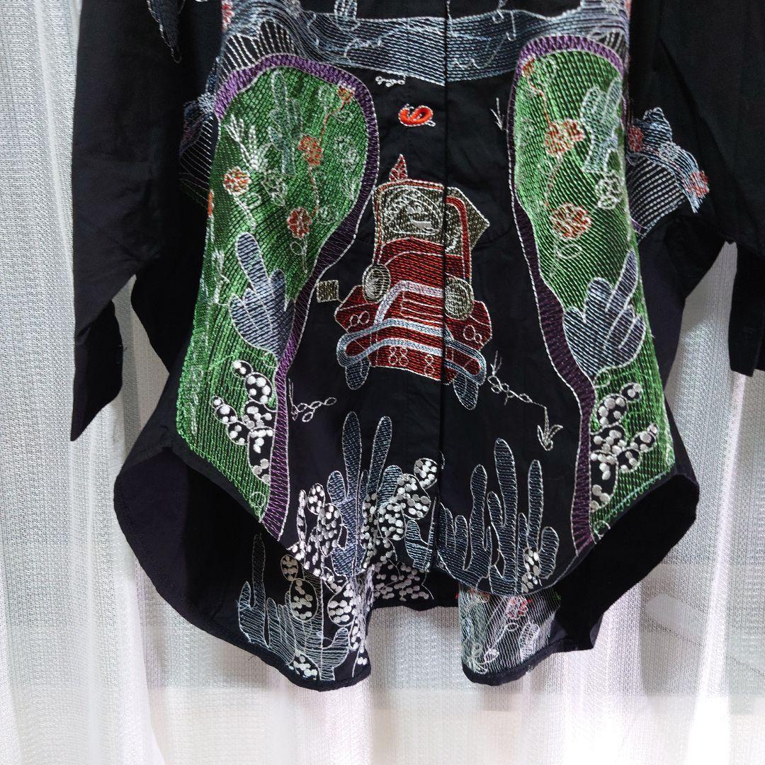 ドルマン風カラフル刺しゅうカラーシャツ