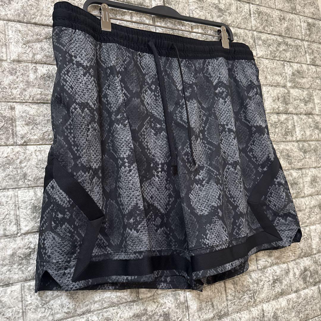 ナイキ☆ジョーダン★蛇柄★ハーフパンツ☆メンズ　XXL ナイキ☆ジョーダン☆ヘビ柄☆総柄☆ハーフパンツ☆黒☆メンズ