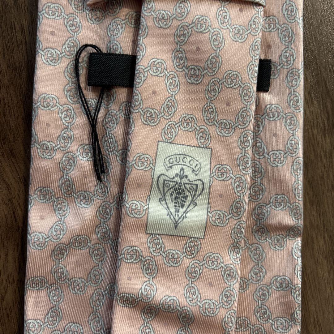 GUCCI ピンク ロゴネクタイ