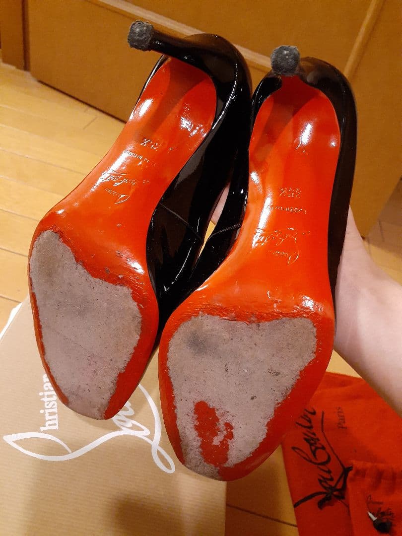 ルブタン　パテント　黒　エナメルパンプス