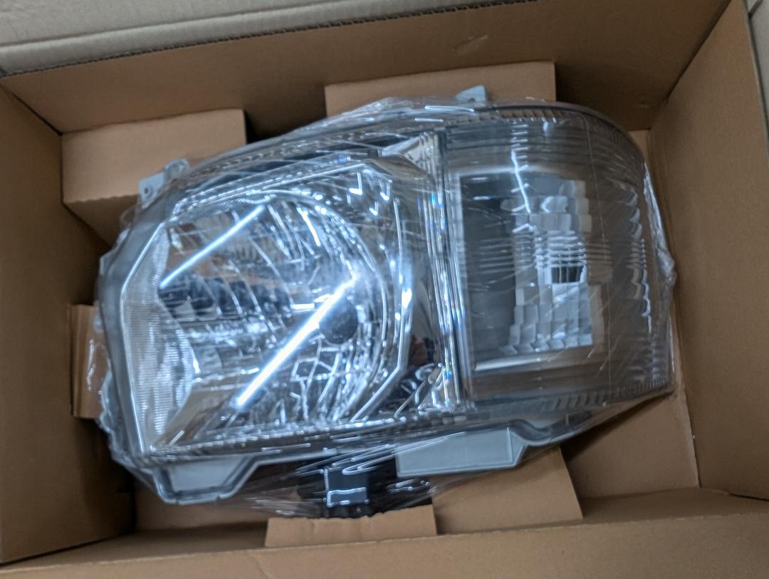 ヘッドランプ　トヨタ　ハイエース　20-E770-05-2B　左右セット