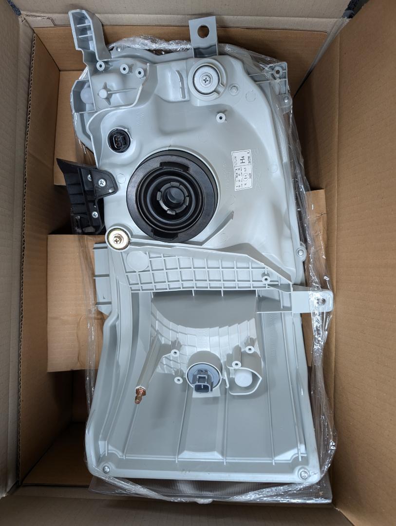 ヘッドランプ　トヨタ　ハイエース　20-E770-05-2B　左右セット