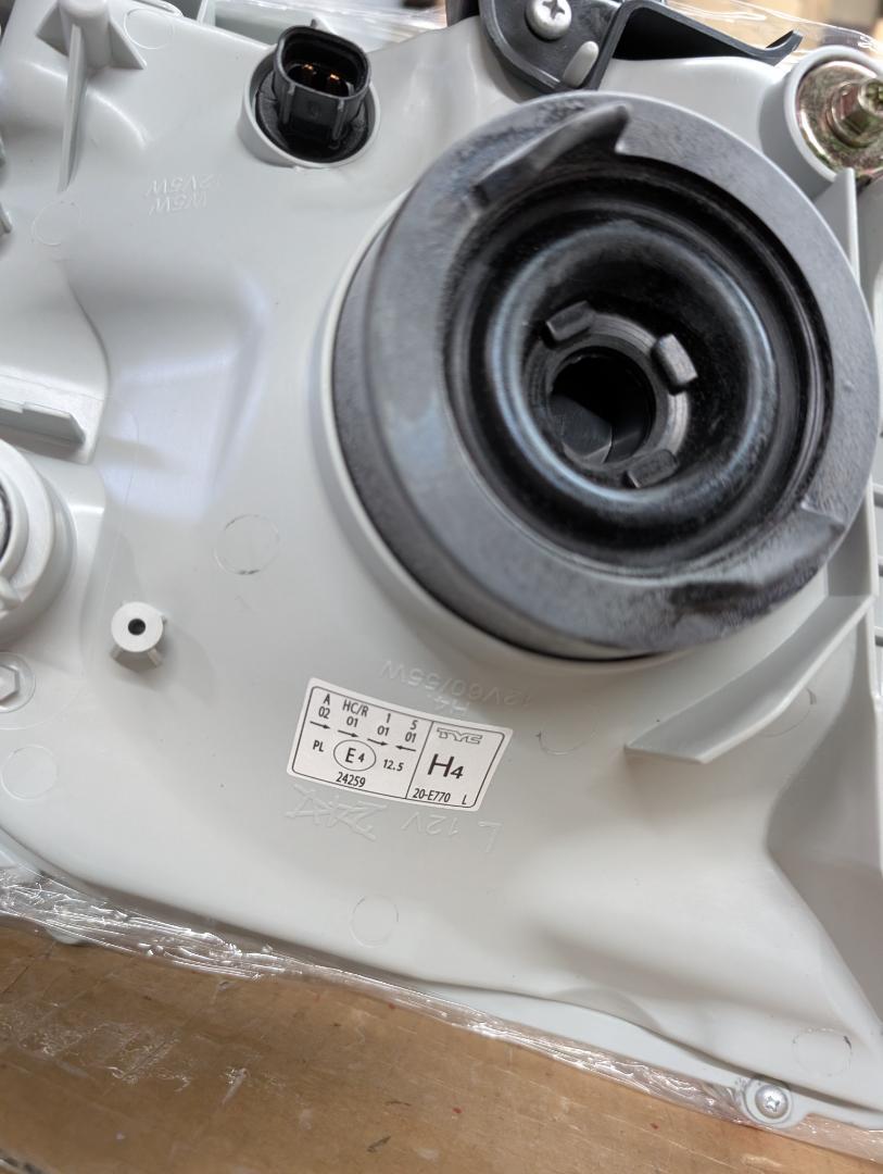 ヘッドランプ　トヨタ　ハイエース　20-E770-05-2B　左右セット