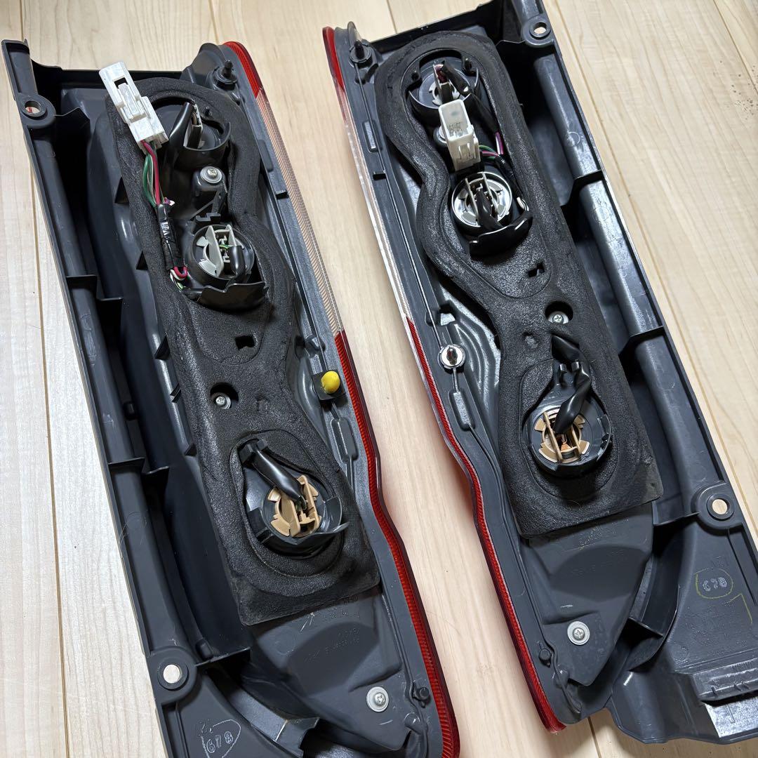 トヨタ ハイエース 純正 テールライト テールランプ A045053 KOITO