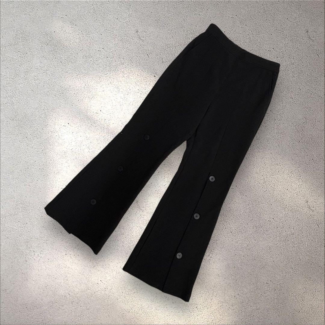 A132 Ray BEAMS フレア パンツ フロントボタン ブラック