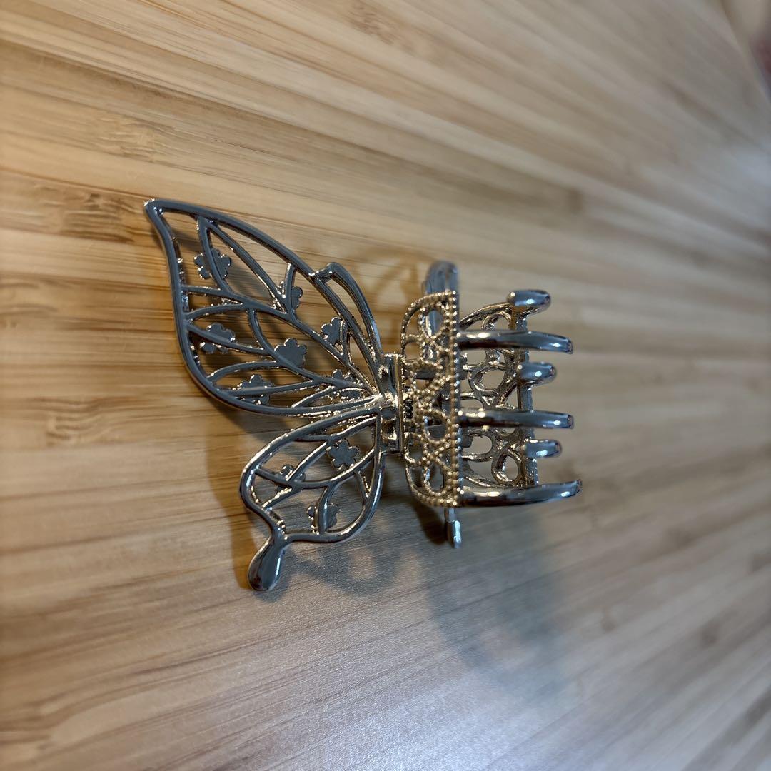 蝶型シルバーのヘアクリップ - メルカリ