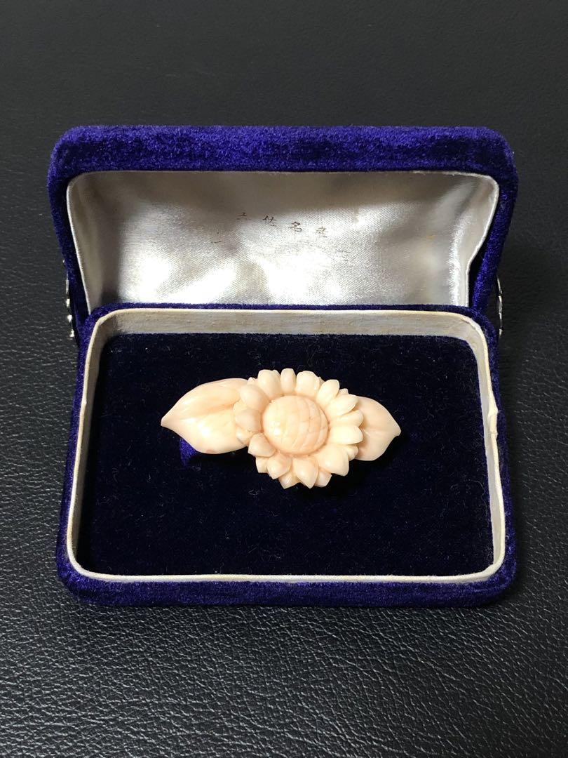 帯留め　おびとめ　珊瑚　サンゴ　向日葵　ひまわり　彫刻品　着物　帯　和装　小物