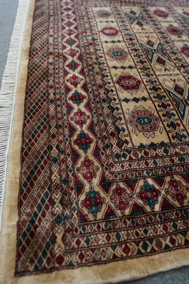 219×155cm.
