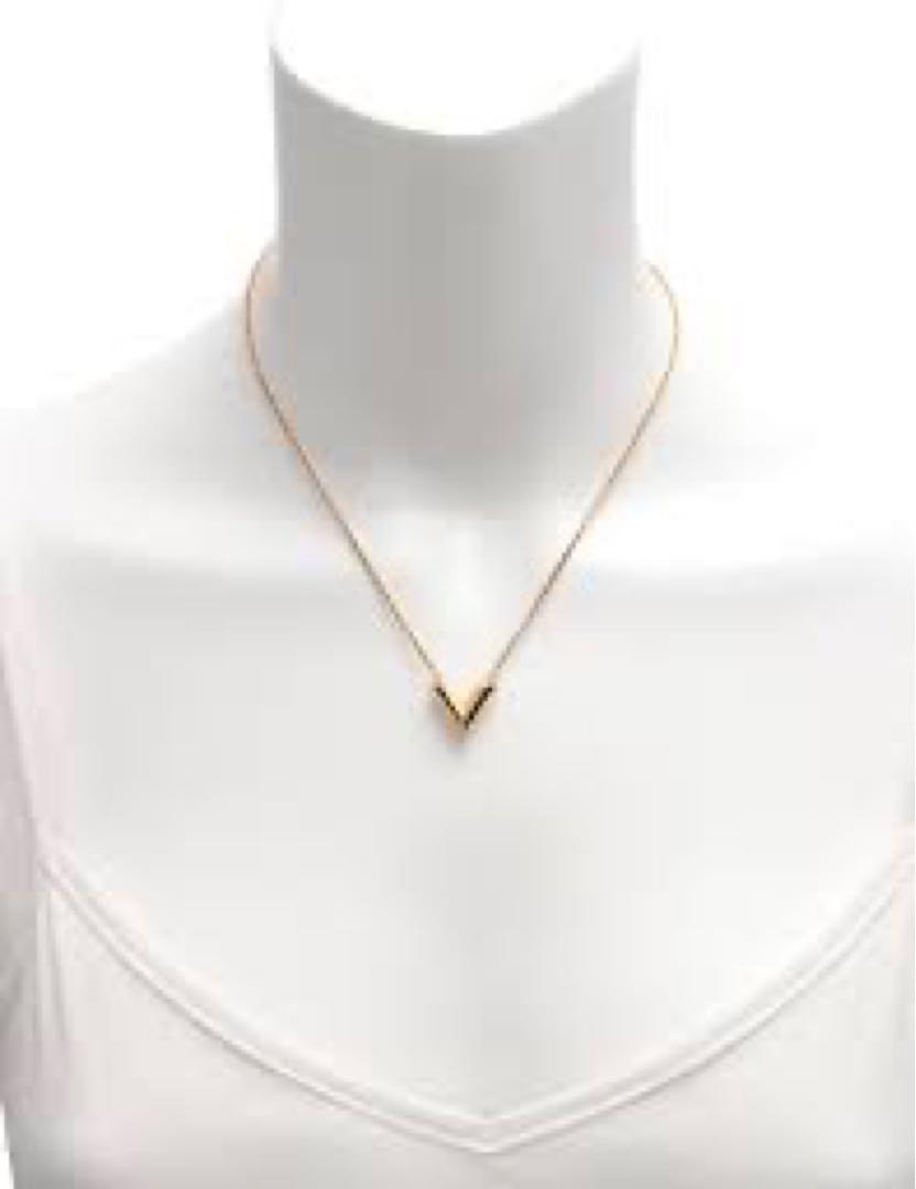 こう　Louis Vuitton エッセンシャル V ネックレス LOUIS VUITTON(ルイヴィトン)のネックレス【エッセンシャルV】を