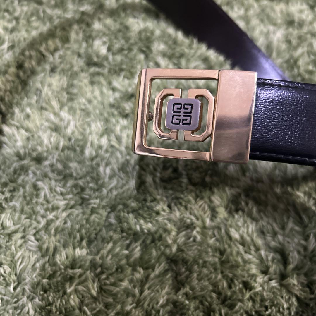 黒レザー ベルト ロゴ入りゴールドバックル