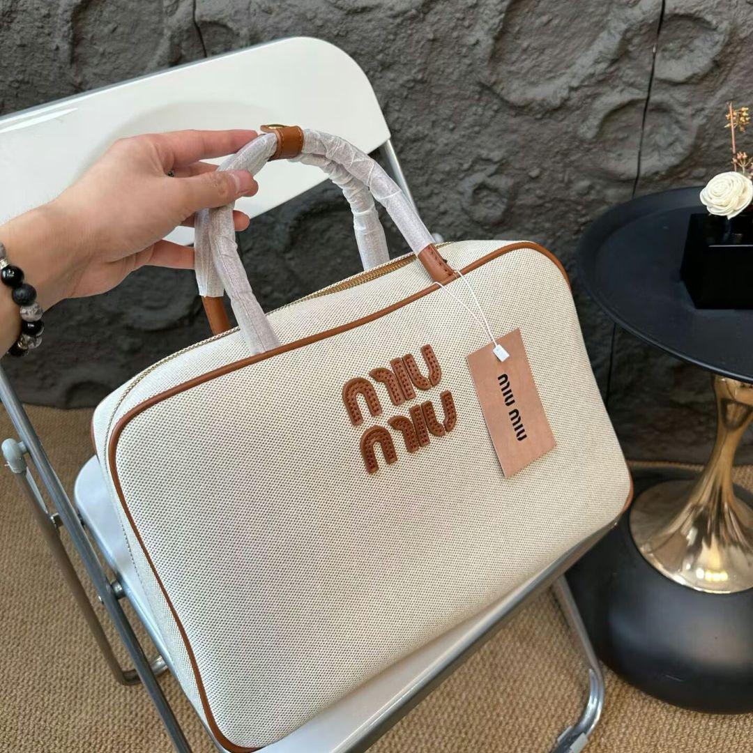 新品未使用MIUMIUキャンバストートバッグレディース