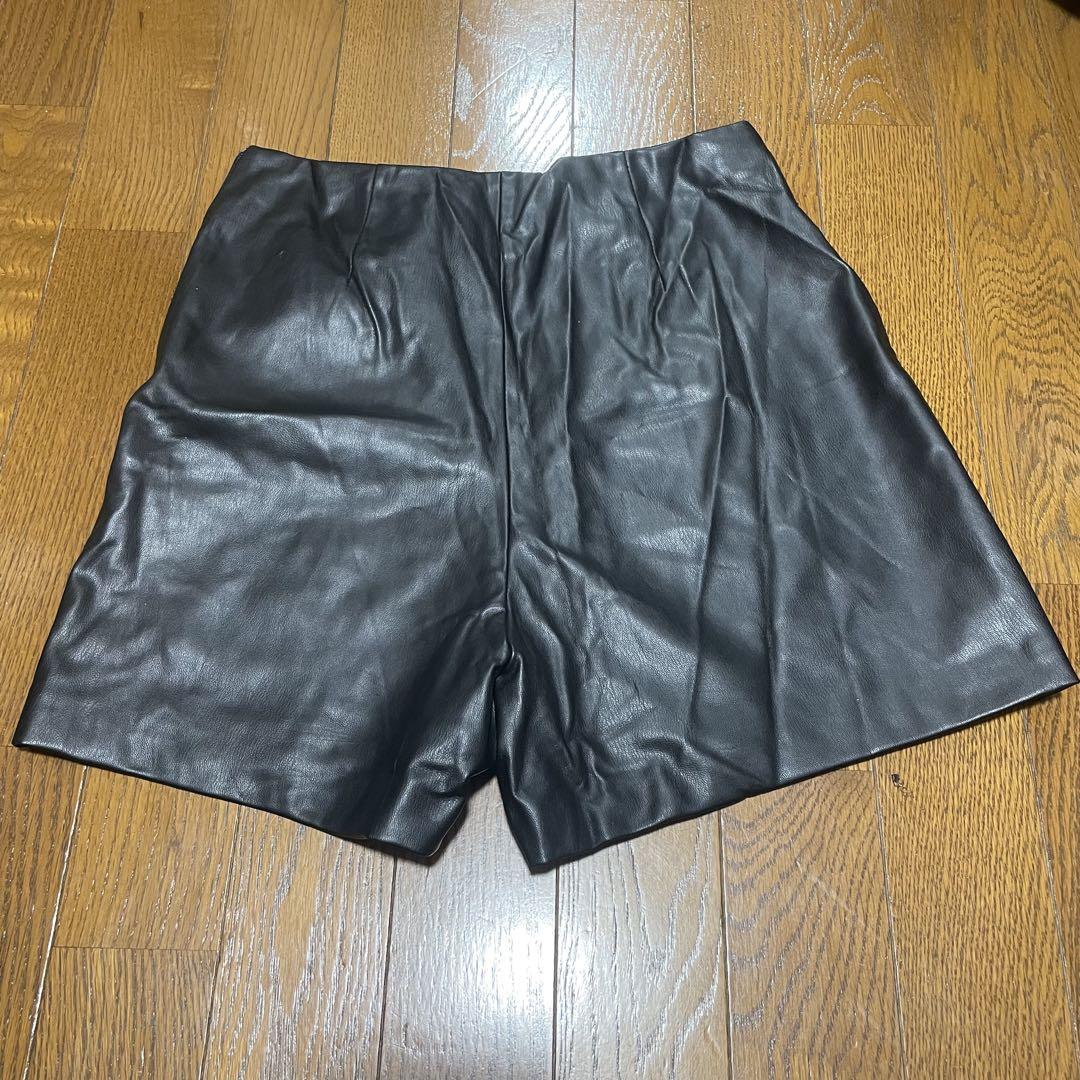 【サラ】【新品】黒 合成皮革 ショートパンツ サイズ0 ZARA ブラック ショートパンツ 合成皮革 - メルカリ